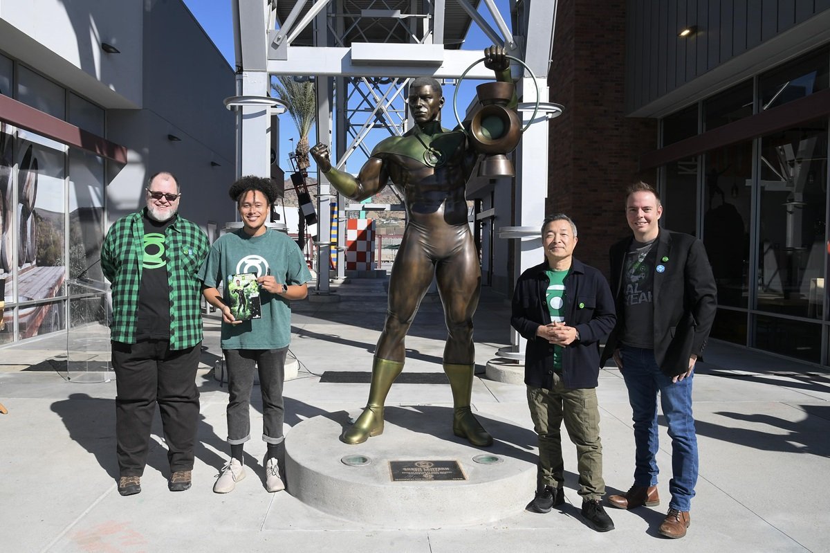Green Lantern (John Stewart) y su nueva e imponente estatua en bronce