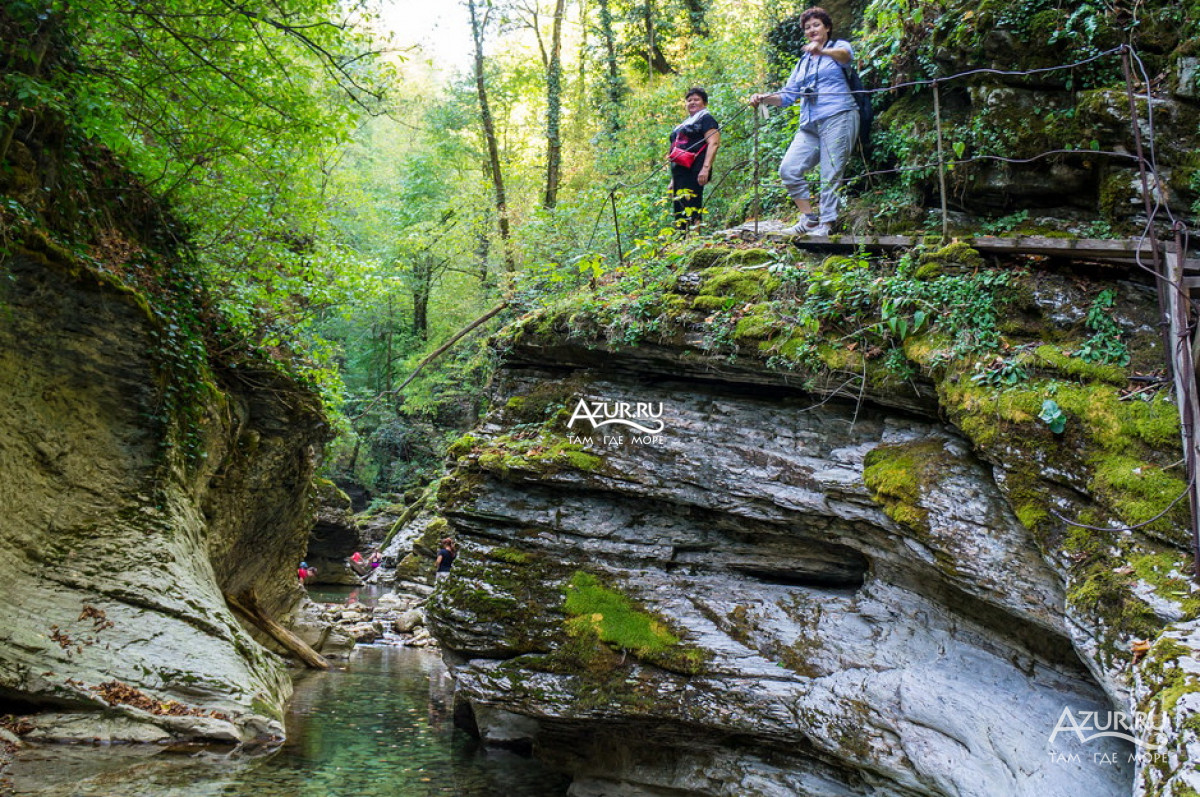 В народе «каньоном бешенки» обычно называют узкое ущелье реки таштай, в которую, в качестве притоков, впадают река букепка и ручей бешеный. V Ushele Reki Beshenoj Tuaspinskogo Rajona
