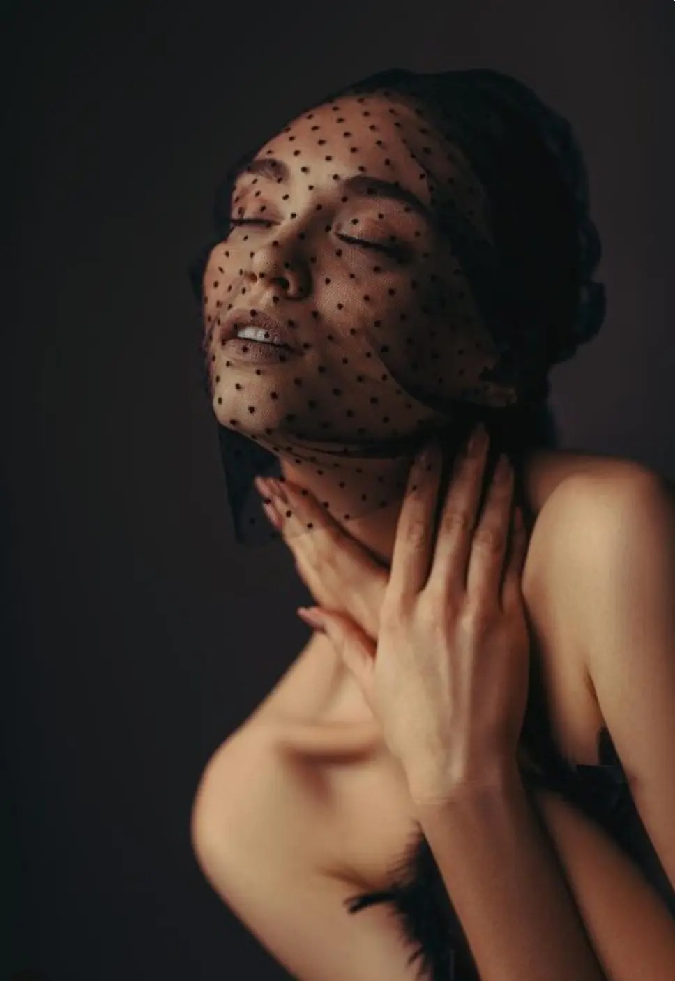 Женщина с покраснениями после чистки.