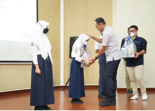 Pt timah ajak siswa baru sman 1 pemali manfaatkan belajar di kelas