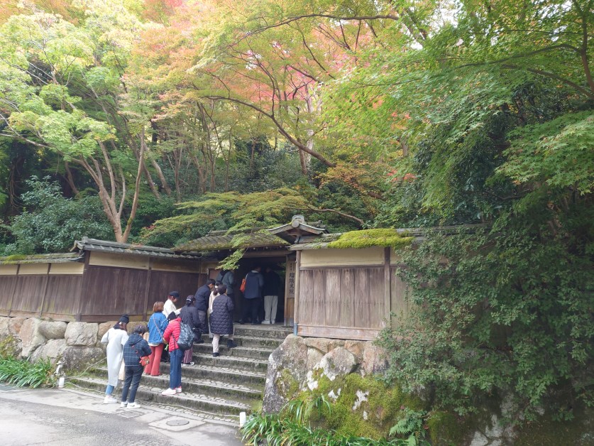 瑠璃光院門前