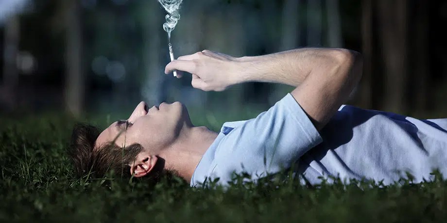 10 Tips On How To Smoke A Joint Properly Alone Or With Friends