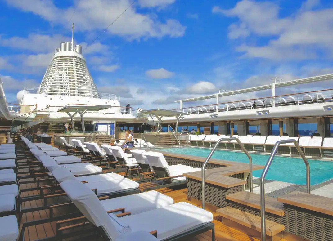 grandeur pool deck