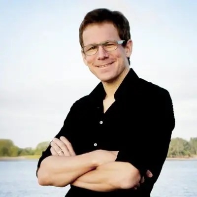 Priv.- Doz. Dr. Carsten Stüer Neurochirurg, Wirbelsäulenspezialist