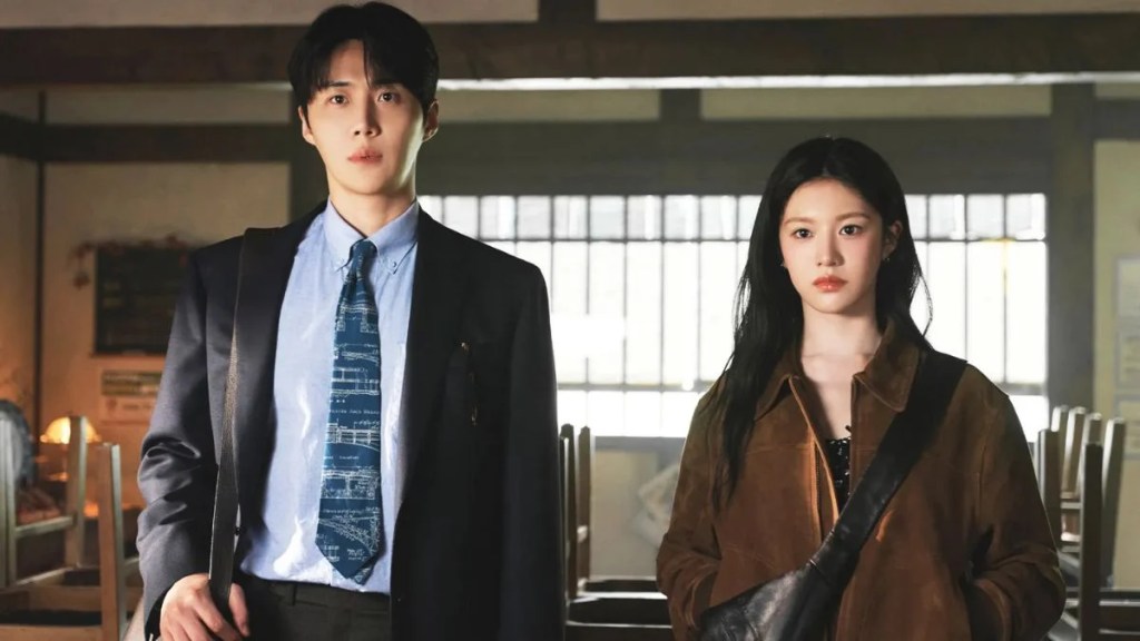 A serious workplace encounter between Joo Ho-jin and Cha Mu-hee in a traditional setting.