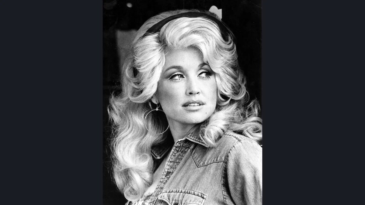 Dolly Parton Faced Barbara Walters’ “Hillbilly” Question in 1977 — Her Response Changed the Entire Conversation
