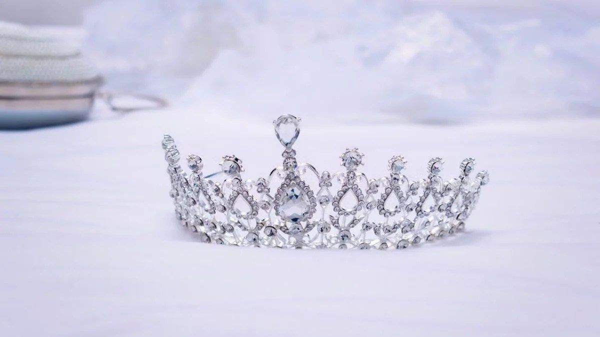 $4.3 Million Queen Nazli Necklace Vanishes in Brazen Vienna Museum Heist as Unmasked Thieves Smash Case in Broad Daylight
