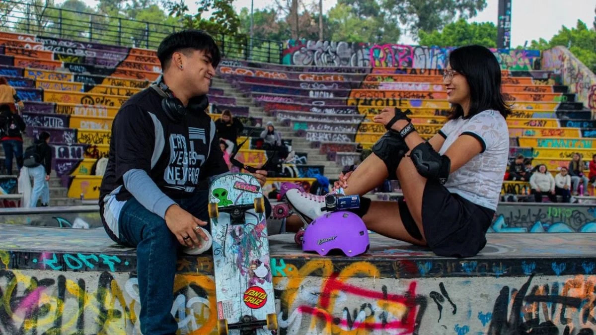 “I Don’t Care What People Think”: Teenager Wins Mexico City ‘Aura Battle’ With Giant Sandal and Meme Moves
