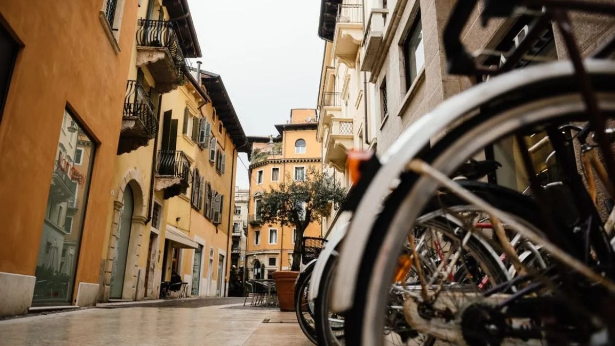 Como Bans Bicycles in Historic Centre After Mayor Is Hit by E-Bike: “I Know What It’s Like”
