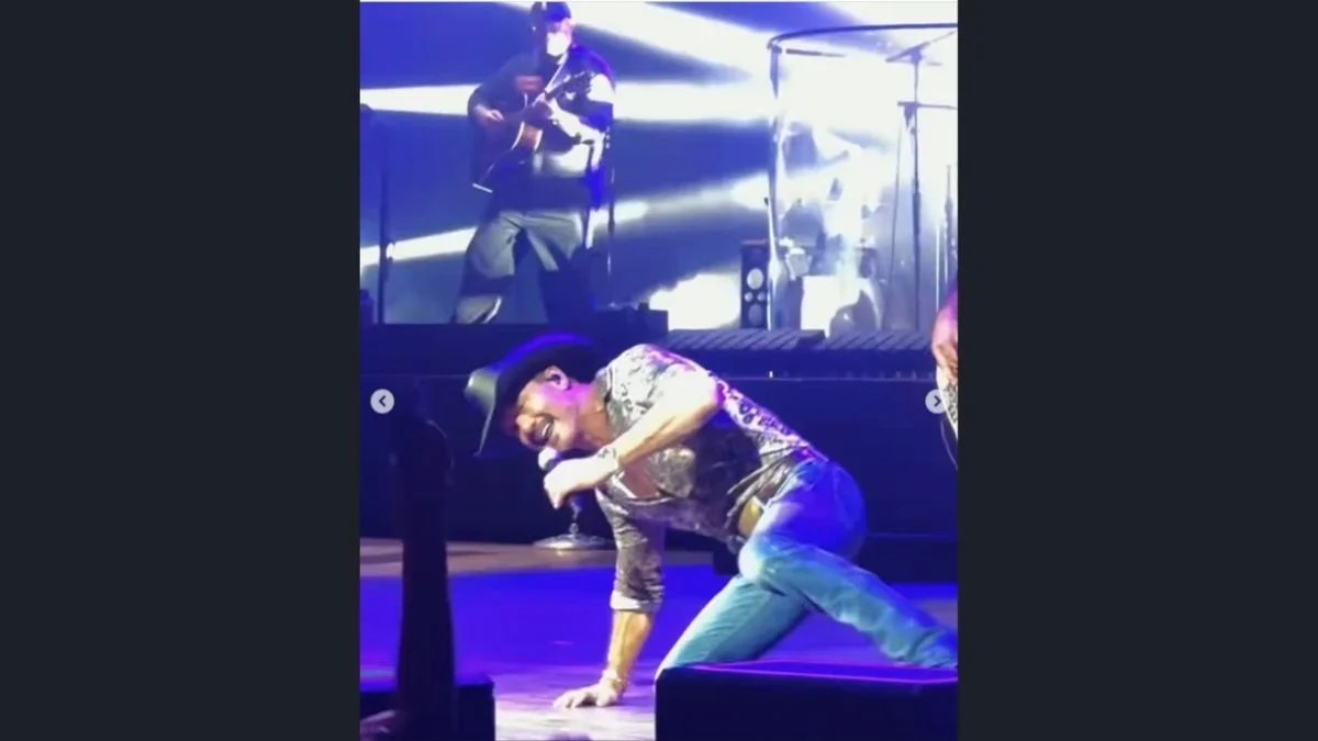 Tim McGraw Shows Up 40 Minutes Late, Then Takes a Hard Fall on Stage in Cincinnati: “There’s a Hole There”