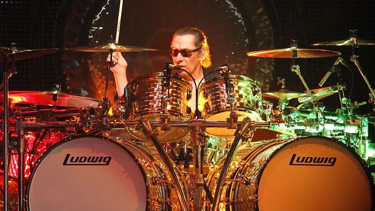 Alex Van Halen Calls Sammy Hagar a ‘Complete Idiot’ as Former Singer Responds With ‘Peace Already’