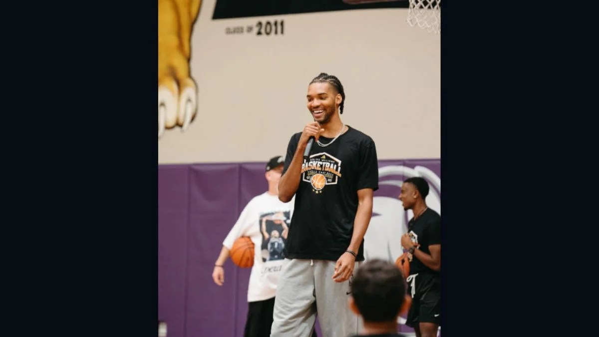 Ziaire Williams Proposes to Girlfriend Paris Timan During Bruno Mars’ ‘Marry You’ at SoFi Stadium