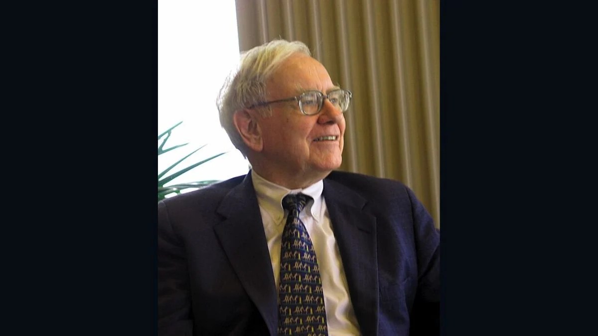 Warren Buffett’s YouTube Habit Revealed: The Surprising Videos the 96-Year-Old Billionaire Watches at Night