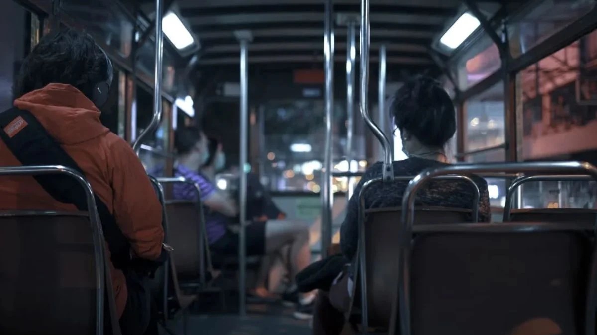 UK Loud Music Rules: Bus Passengers Could Face £100 Fines as Government Targets Phone Noise