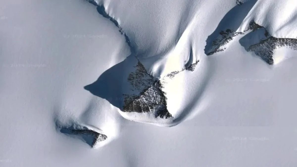 Antarctica’s Pyramid Mountain Mystery: What Scientists Really Know About the Strange Formation