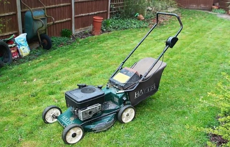how much gas does a toro lawn mower hold