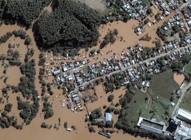 Vista aérea de área urbana inundada