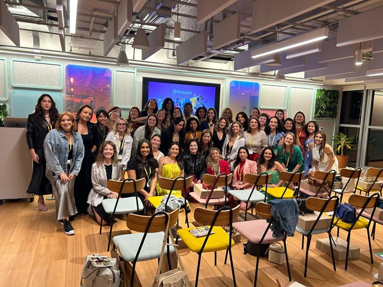 Turma reunida no escritório do Pinterest em São Paulo