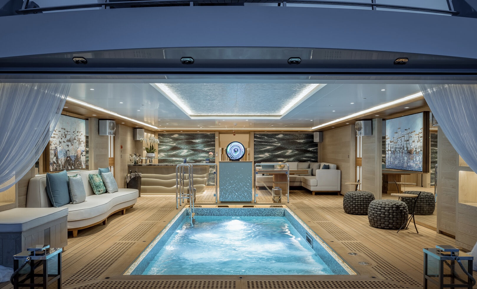 Superyacht Victorious Beach Club