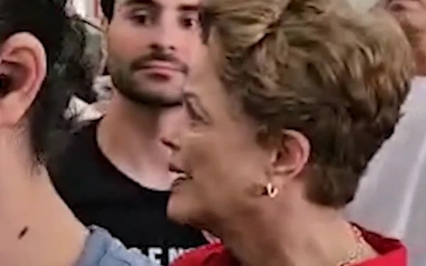 Ex-presidente cassada Dilma Roussf é vaiada ao chegar para votar
