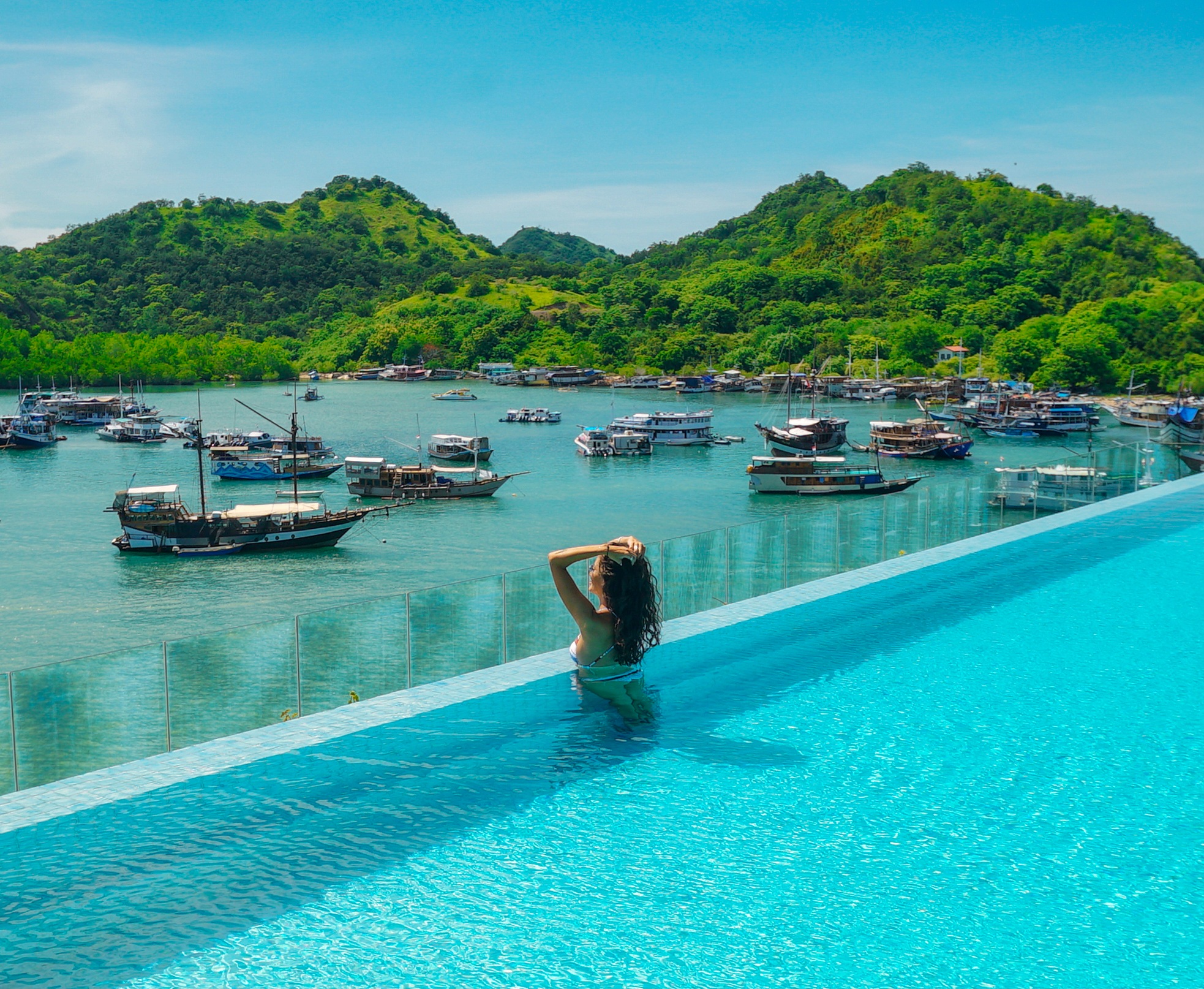 Seorang wisatawan tengah menginap di hotel Meruorah Komodo Labuan Bajo (FOTO: Meruorah Hotel)