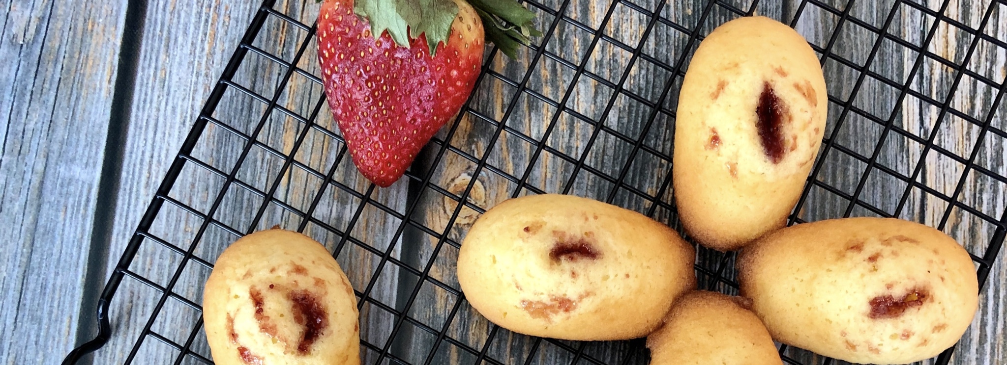 Strawberry Champagne Madeleines via @bakingwithnessa