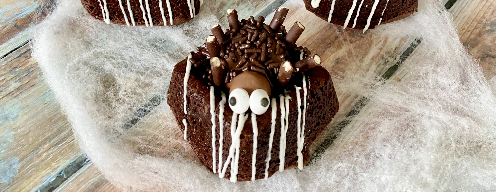 Spooky Halloween Spider Brownies via @bakingwithnessa
