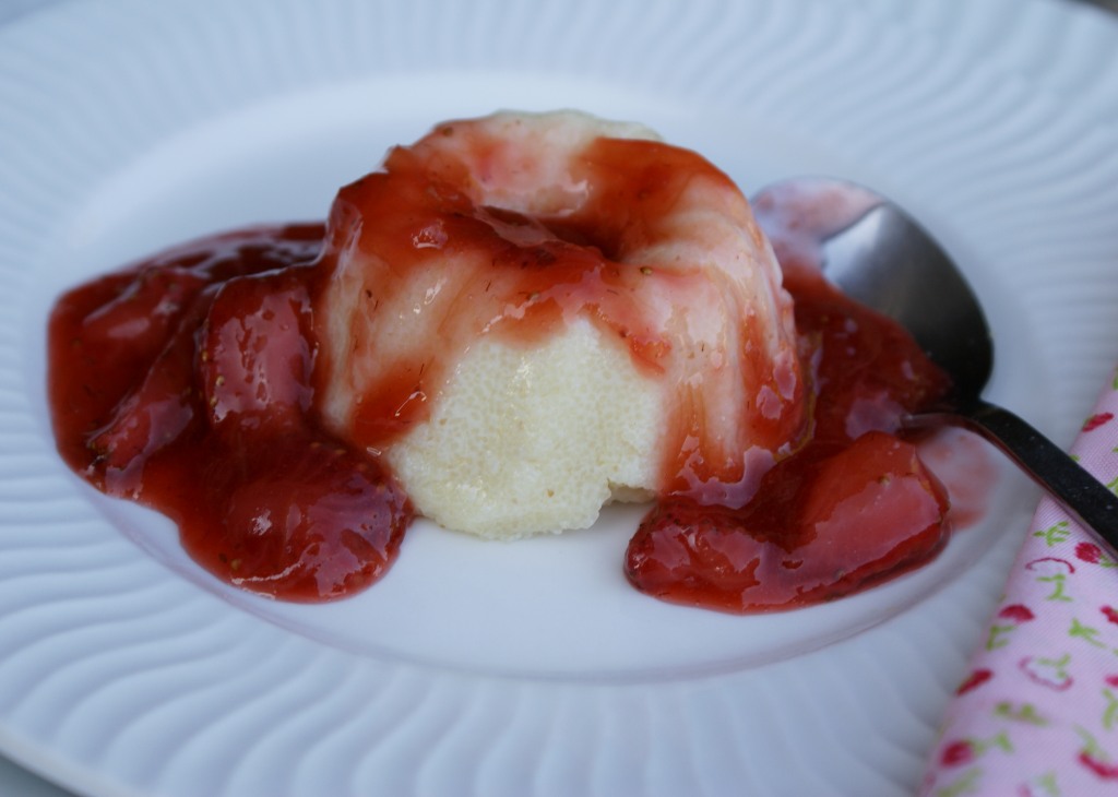 Farina pudding with strawberry-rhubarb sauce