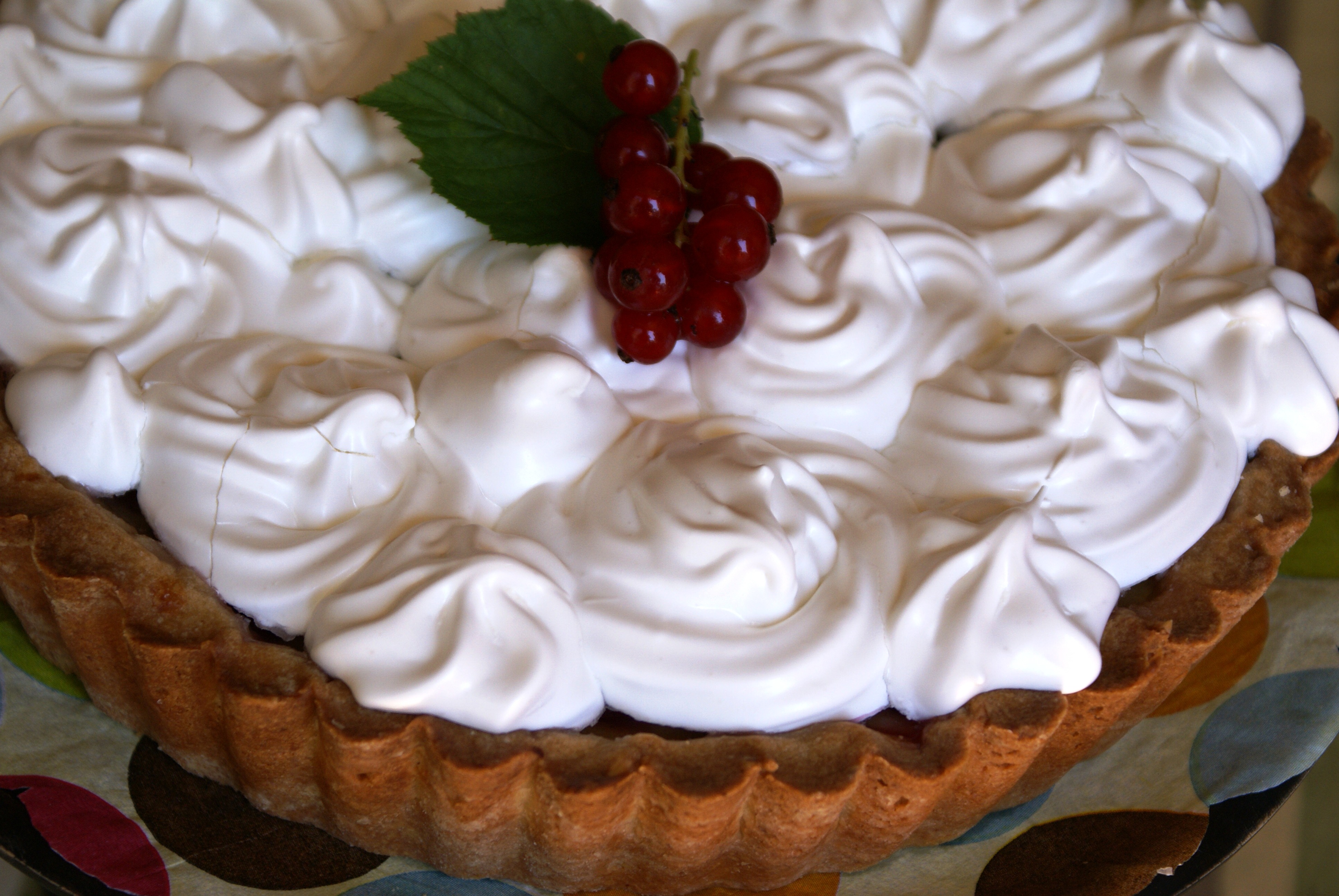 Red currant-meringue pie