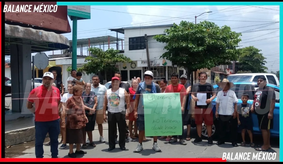 Vecinos de la colonia Calcáneo Beltrán bloquean vialidad por constantes apagones de luz en Tapachula
