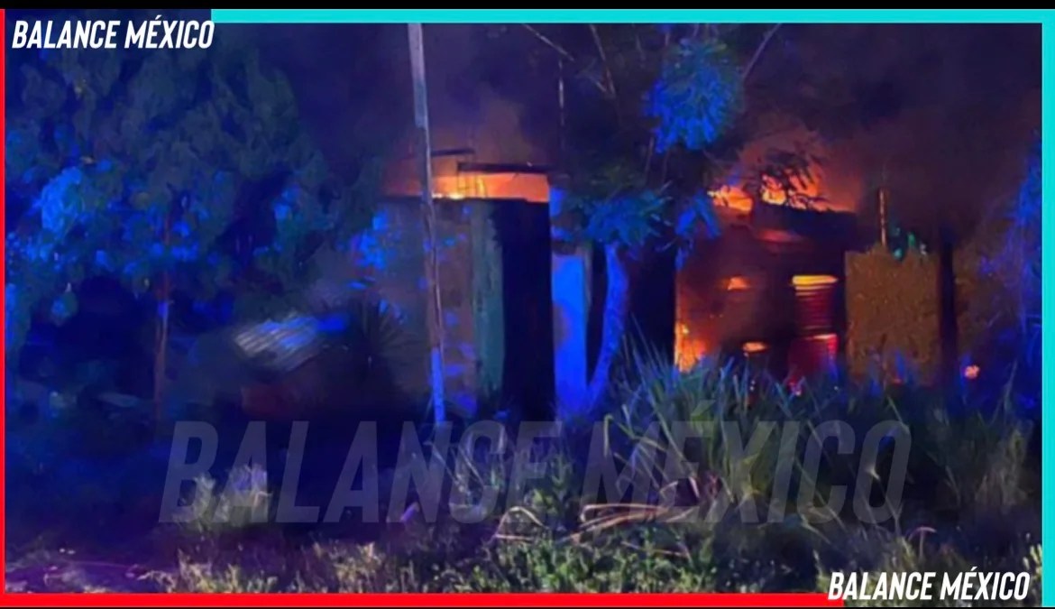 Incendio consume vivienda  frente a subestación de CFE en Tapachula