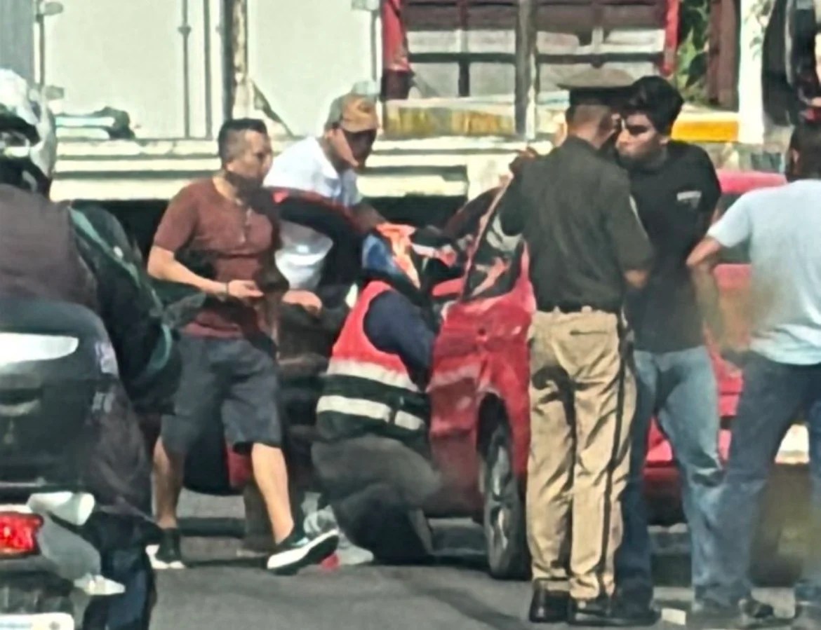 Fuerte accidente en Carretera costera deja daños materiales entre un auto particular y un camión de carga