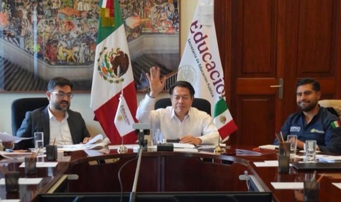 SEP busca poner límites al uso de celulares y redes sociales en planteles escolares