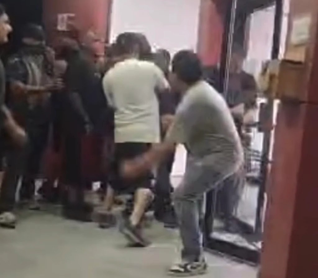 A golpes, integrantes de la Patrulla Espiritual agreden a reportero en Rosarito, Baja California