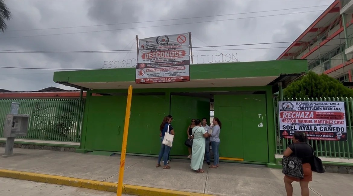 Padres de familia rechazan regreso como director a Soel Ayala a la Federal 1 de Tapachula