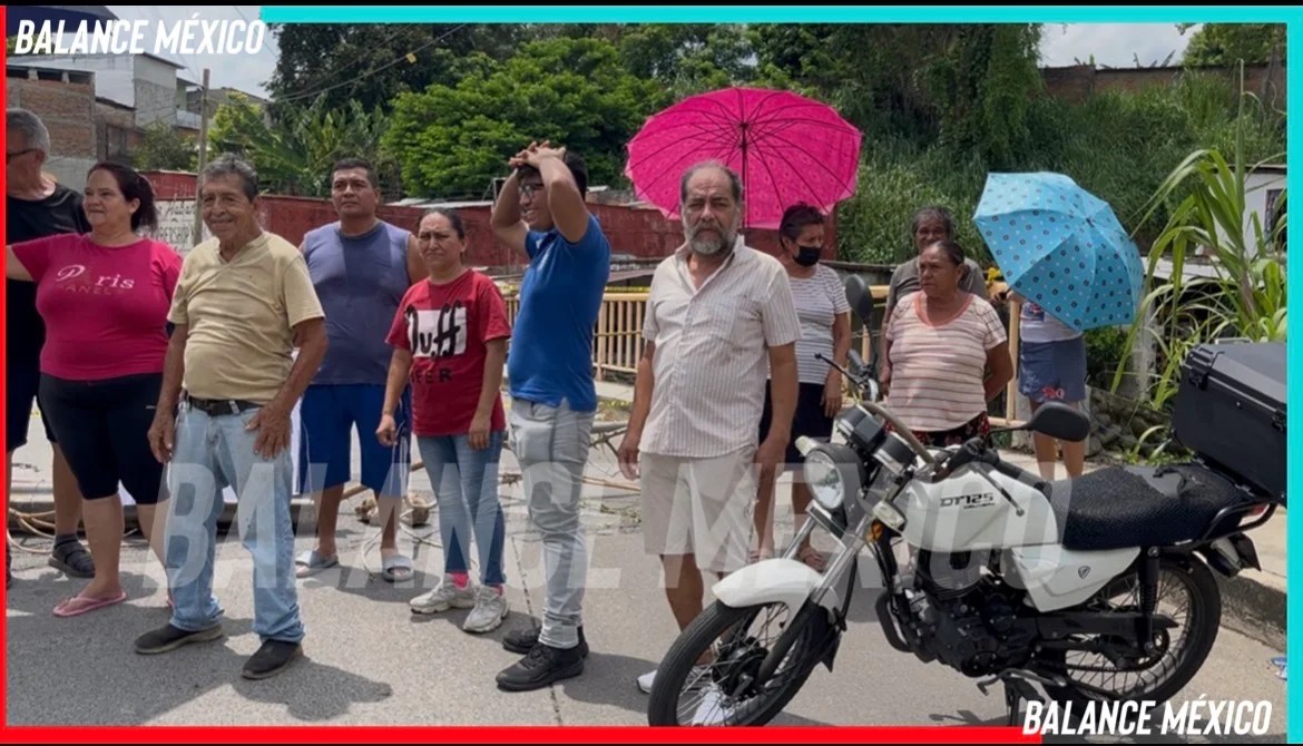 Vecinos bloquean la 3ª Oriente Tapachula, tras casi cinco días sin luz; exigen respuesta de CFE