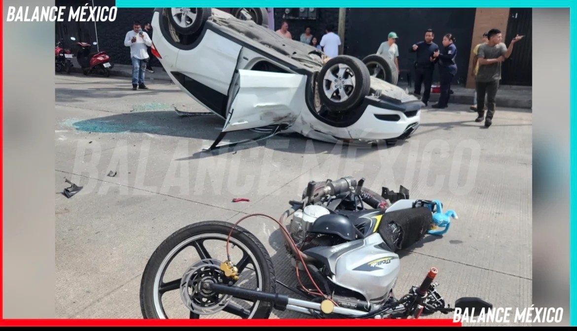 Vuelca vehículo en la 20 Oriente de Tapachula, el saldo un motociclista cubano resulta lesionado