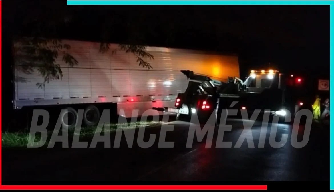 Tráiler cargado de abarrotes se sale de la carretera en Villa Comaltitlán; provoca tránsito lento 
