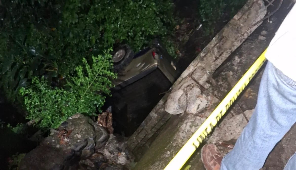 Camioneta cae a barranco después de una carambola en la 5 de Febrero Tapachula