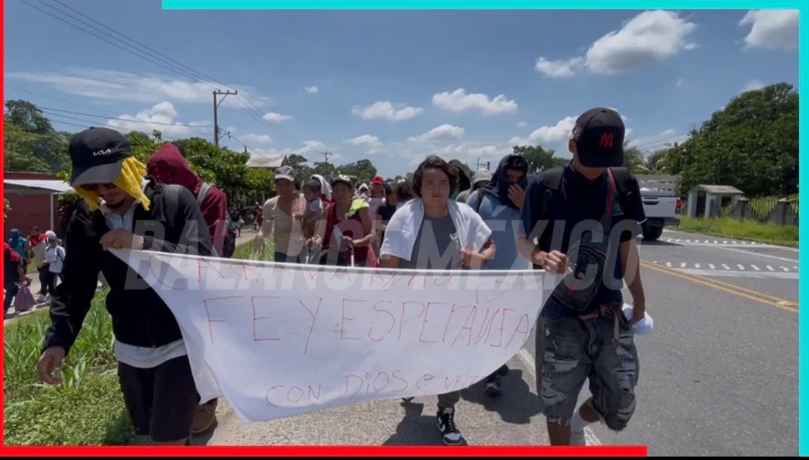 Caravana migrante  procedente de Honduras avanza hacia Tapachula tras cruzar el Suchiate