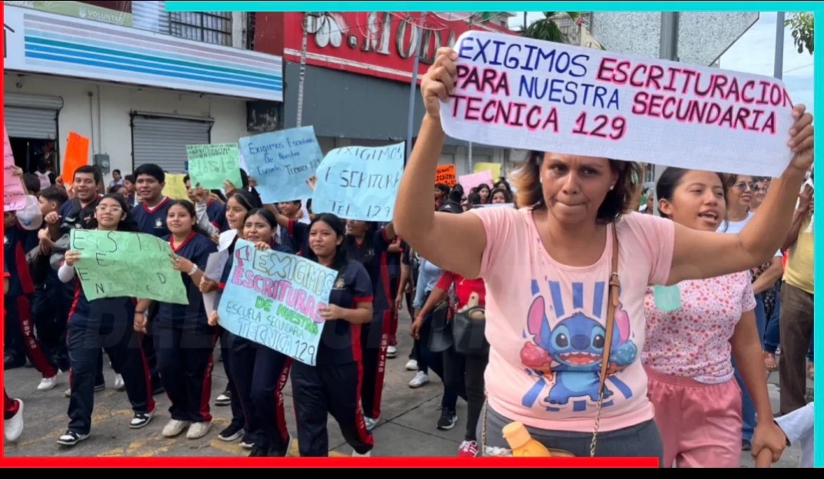 Padres de familia marchan en Tapachula; solicitan barda, canchas y embovedado del canal de aguas negras para la Técnica 129