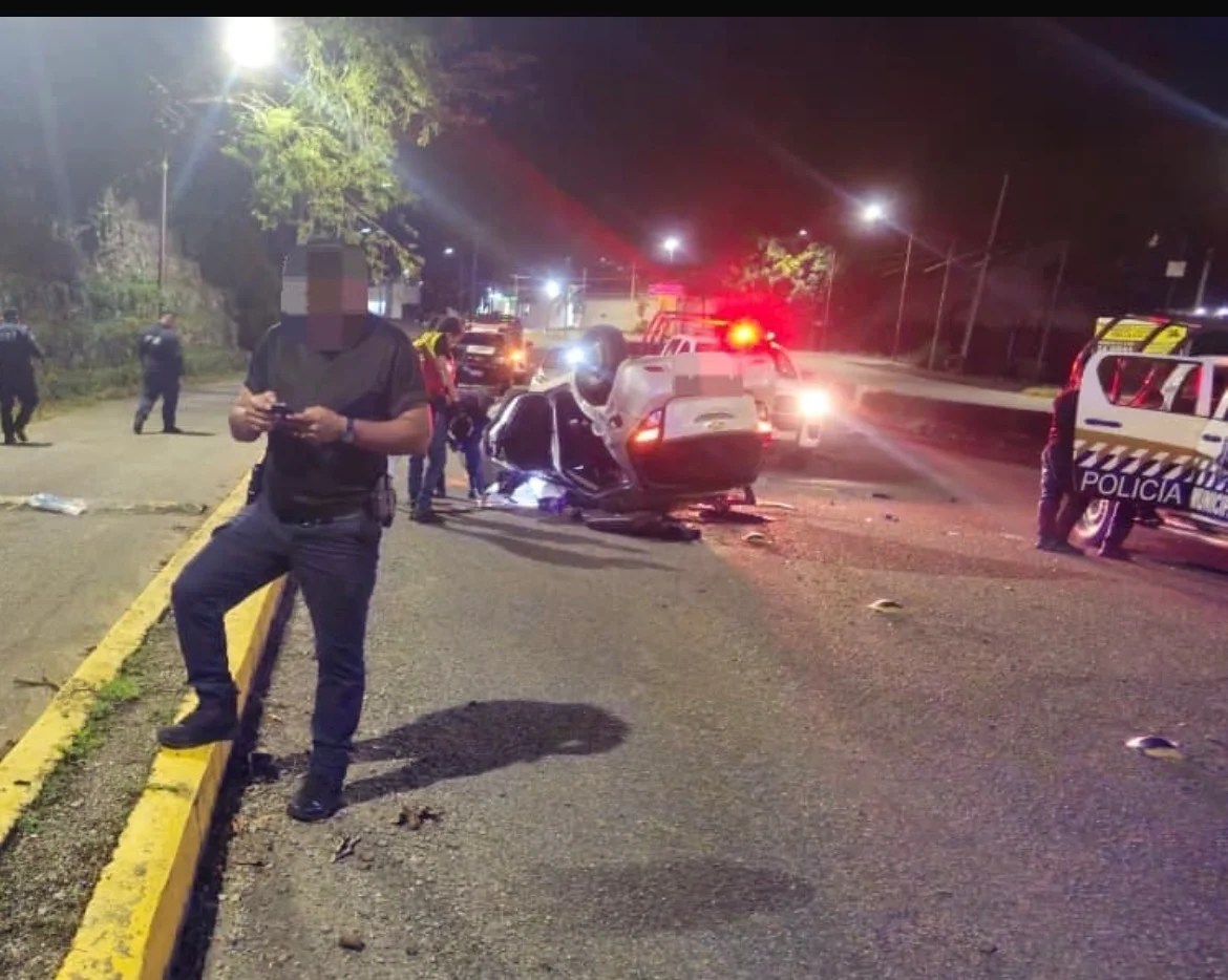 Volcadura deja tres lesionados en carretera costera frente al acceso del hotel Loma Real Tapachula 