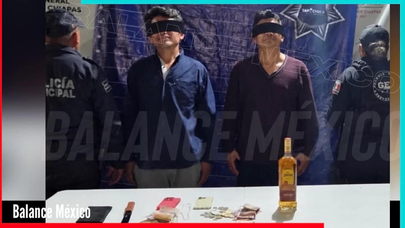 Detienen a dos hombres por asaltar un Oxxo con arma blanca en la colonia Colinas del rey, Tapachula