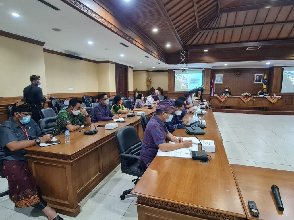 Deputi deregulasi penanaman modal di badan koordinasi penanaman modal (bkpm), yuliot, mengatakan ide membuka industri minuman beralkohol . Whwdimelzdtk6m