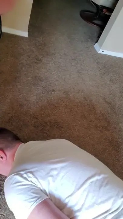 Hot Chick crushes losers testlicles