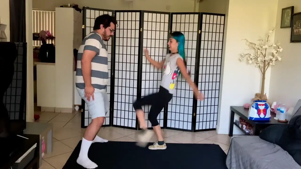 Momo Gets Creative – BEASTSCAGE