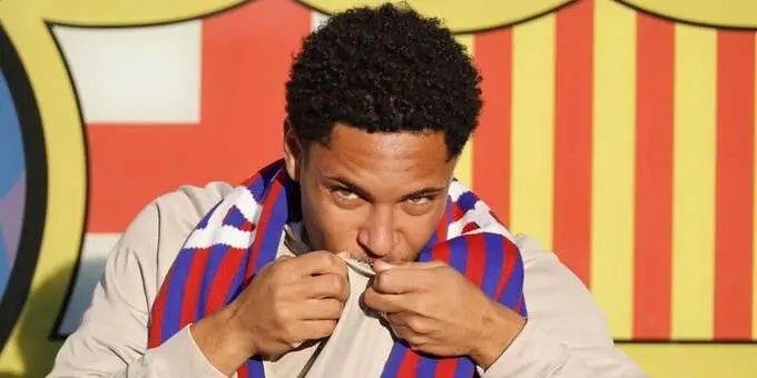 Vitor Roque kisses the Barcelona badge