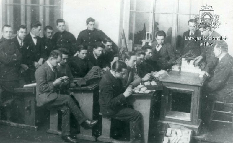 1923