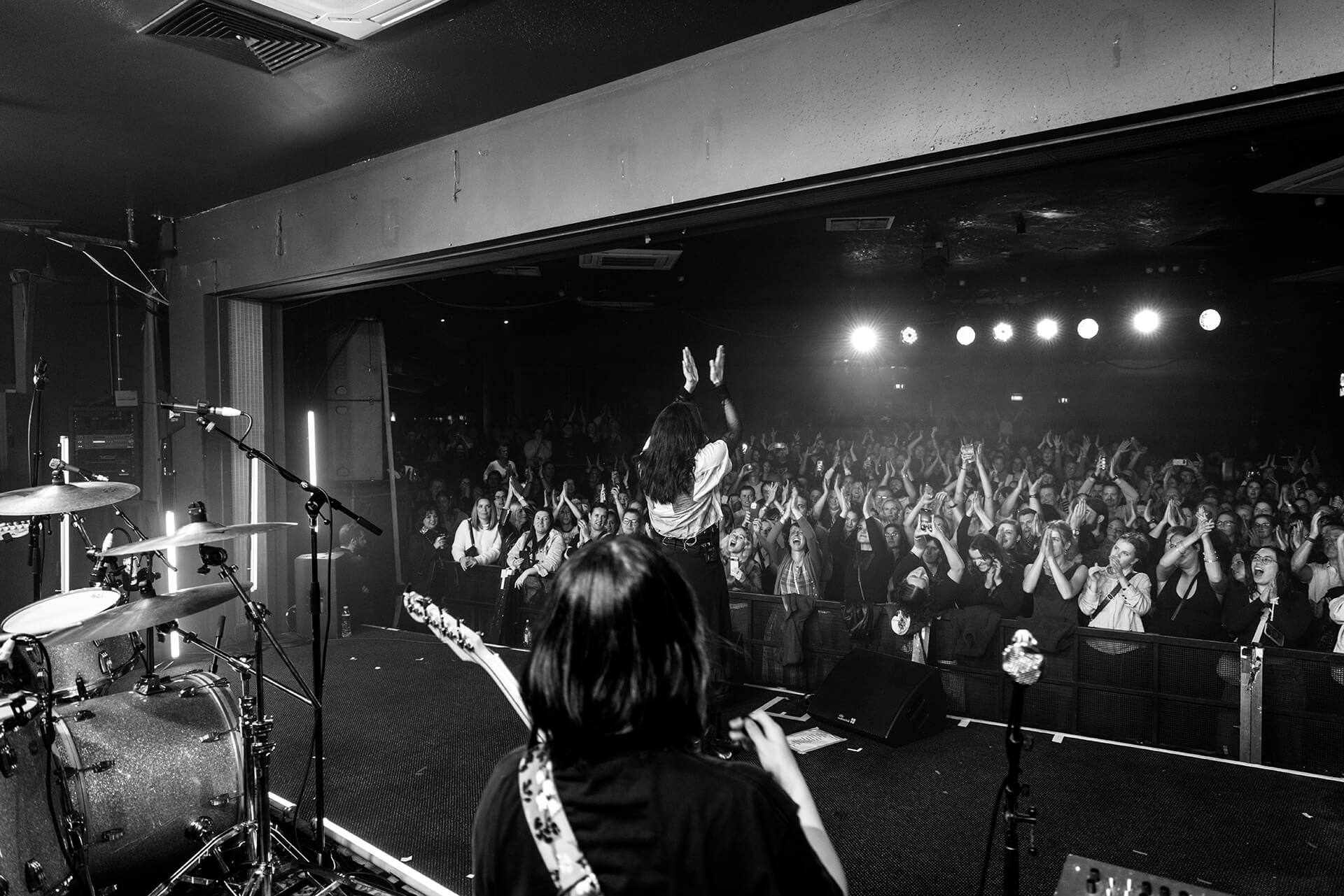 Thelma Plum clapping her hands along with the audience