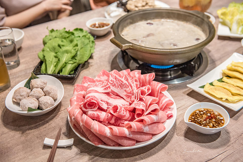 台北美食推薦:火鍋106粵式豬肚煲鍋光復店 乳白香濃湯頭、鍋巴花雕煲仔飯、手工蛋餃